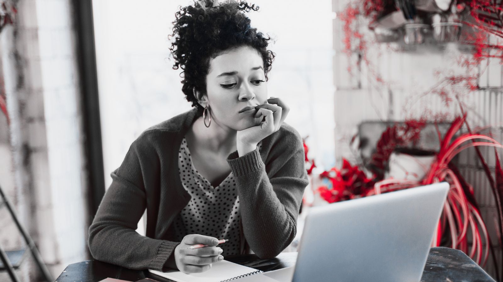 mulher tentando focar no trabalho