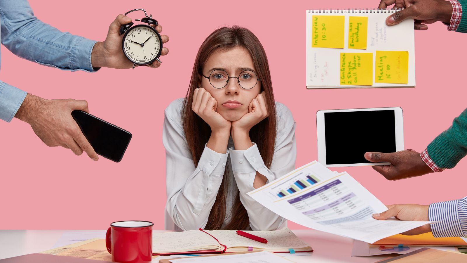 Mulher jovem sentada à mesa com expressão de cansaço e preocupação, apoiando o rosto nas mãos, enquanto várias mãos ao redor seguram objetos como relógio, celular, tablet, anotações e documentos, sugerindo excesso de tarefas e pressão por produtividade.