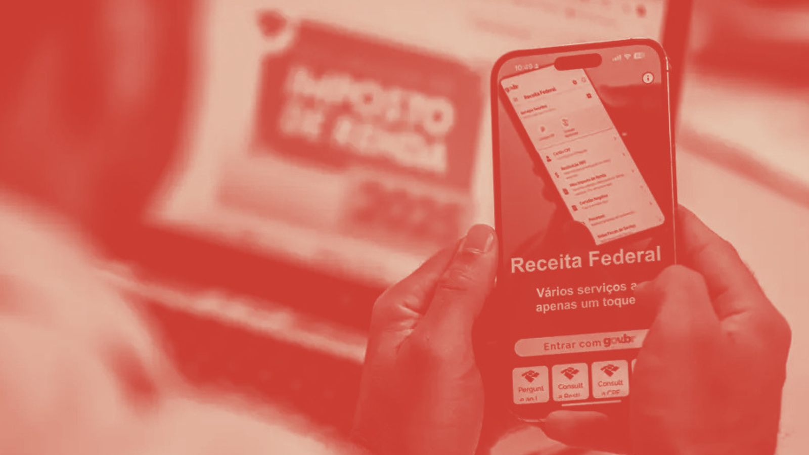 Homem segurando o celular no app da receita federal