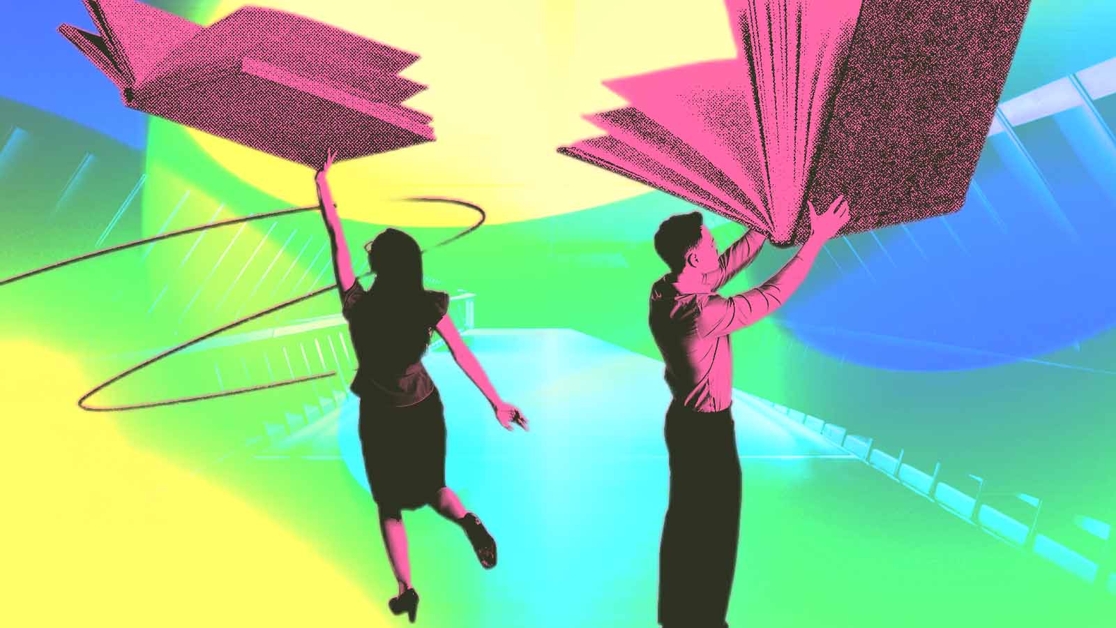 A imagem mostra duas pessoas em silhueta manipulando grandes formas geométricas rosadas, como se movessem painéis ou páginas gigantes, sobre um fundo colorido e abstrato. A cena transmite dinamismo e construção coletiva. A composição sugere temas como criatividade no trabalho, redesign de processos, colaboração entre equipes, adaptação a mudanças ou reorganização de ideias. Também pode representar profissionais “mexendo nas estruturas” para criar algo novo.