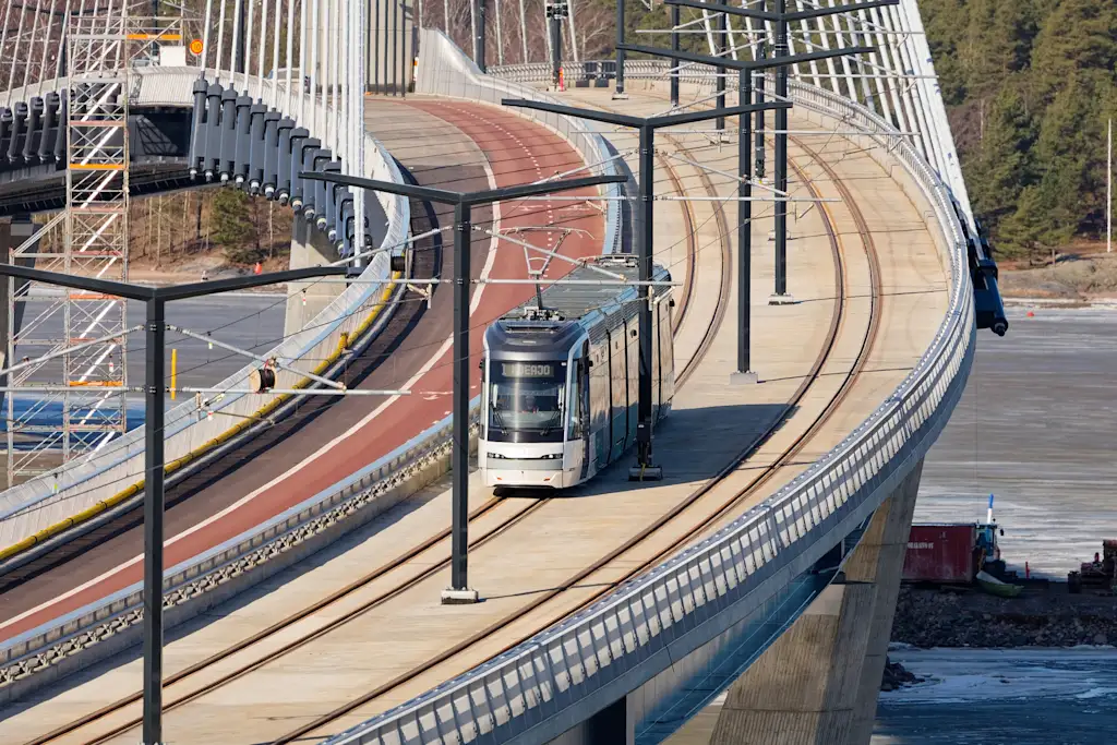 ponte s&oacute; para pedestres e ciclistas na cidade de Helsinque