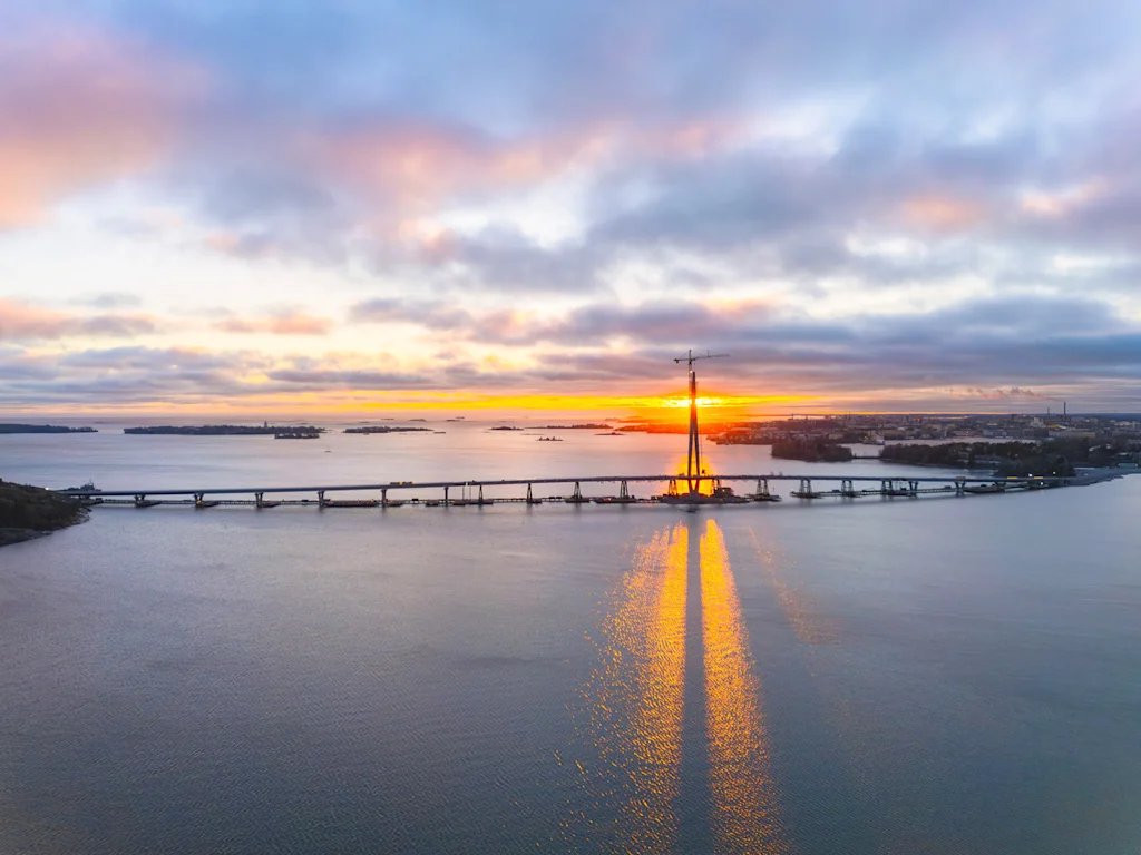 ponte s&oacute; para pedestres e ciclistas na cidade de Helsinque