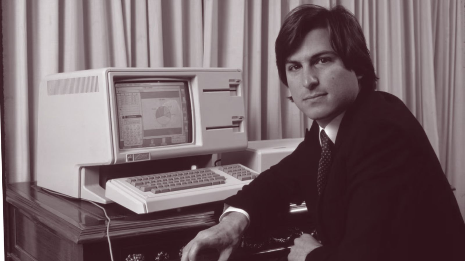 Steve Jobs com um computador Lisa. Um modelo inovador, muito mais avançado que o Macintosh original