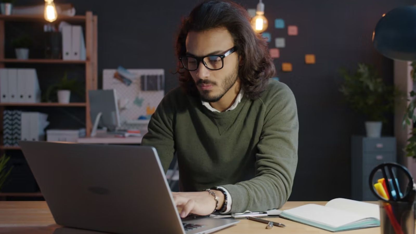 Homem usando o computador, focado
