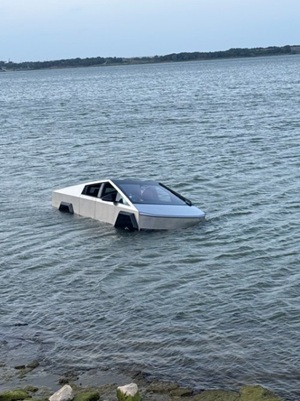 Cybertruck no lago