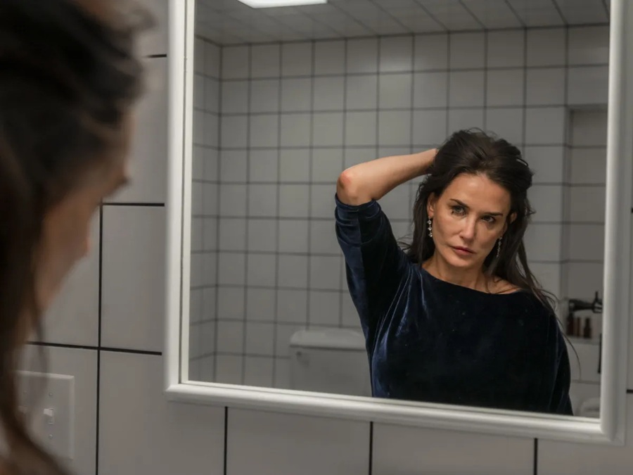Demi Moore em cena do filme "A Subst&acirc;ncia"