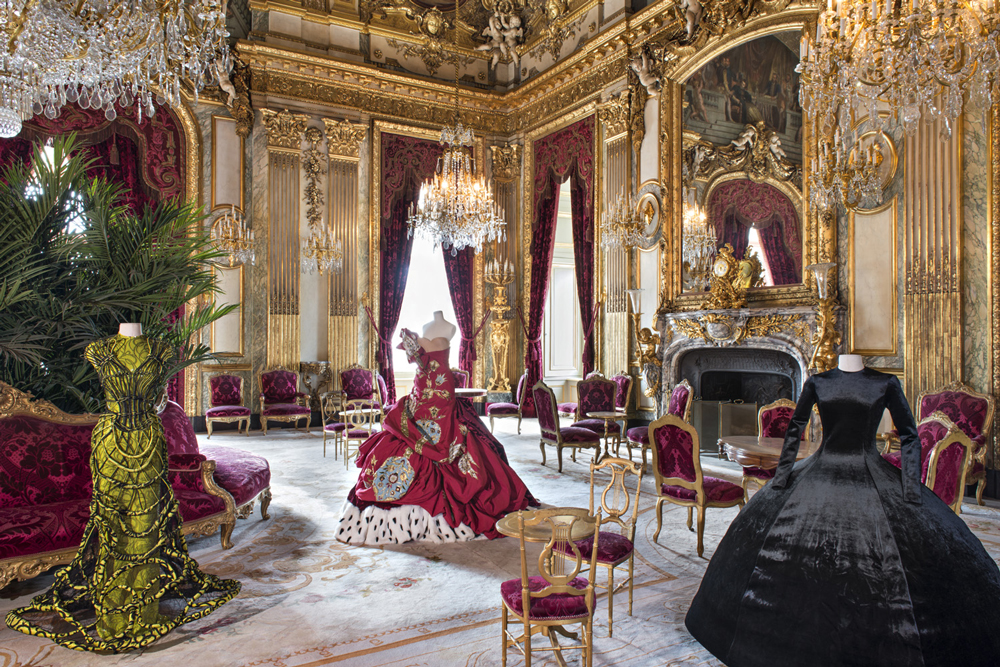 vestidos das marcas Balenciaga, Dior e Gaultier em mostra no Museu do Louvre