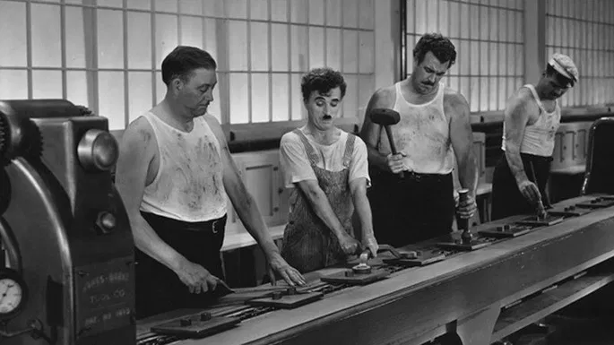 Charlie Chaplin em cena do filme "Tempos Modernos"