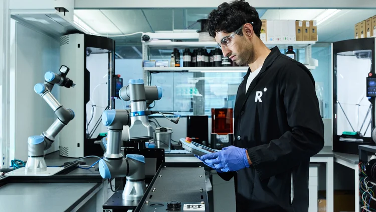cientista em laborat&oacute;rio de novos materiais da Radical AI