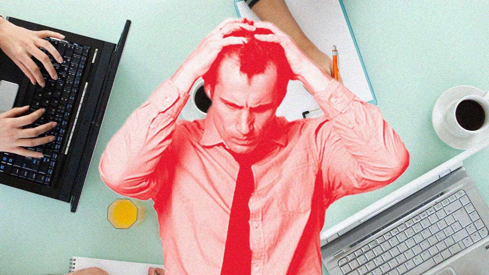 Homem cansado, notebook e xícara de café