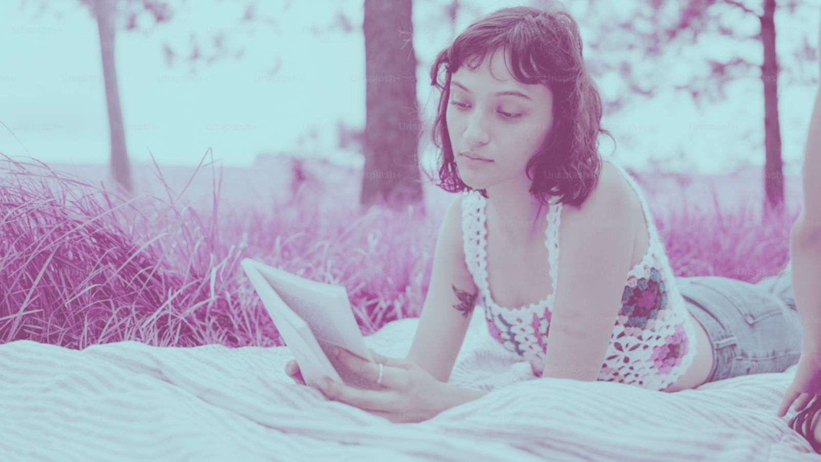 Adolescente lendo um livro