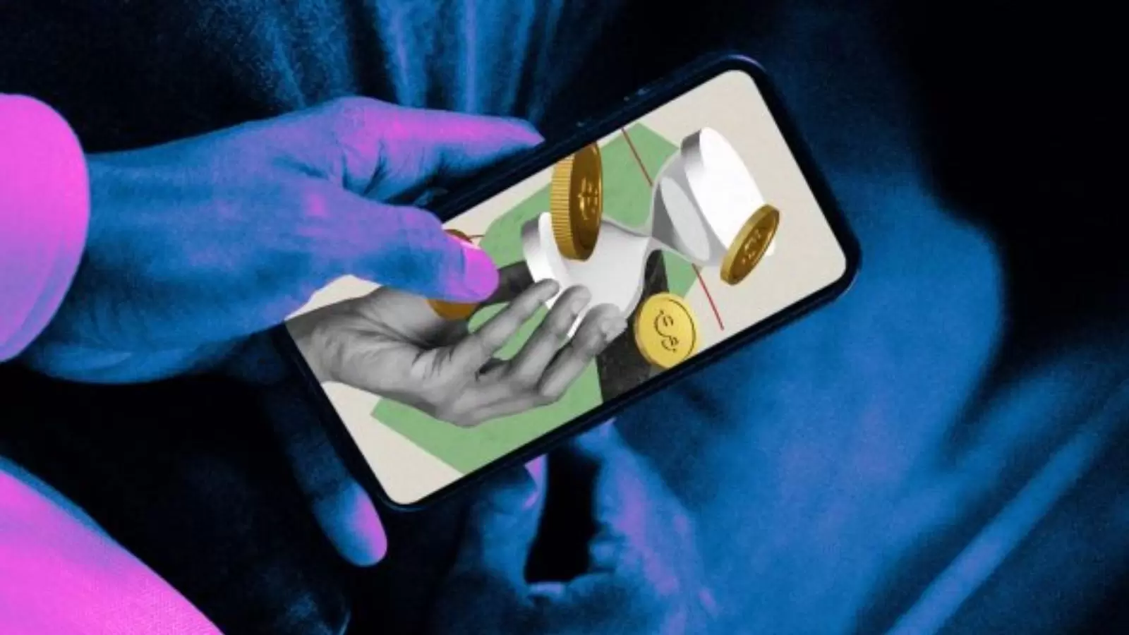 Mão segurando um celular com dinheiro na tela