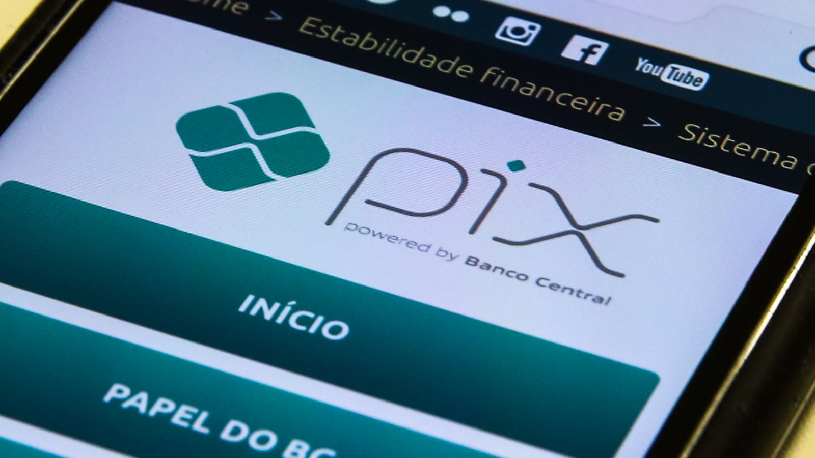 Logo do Pix em um celular
