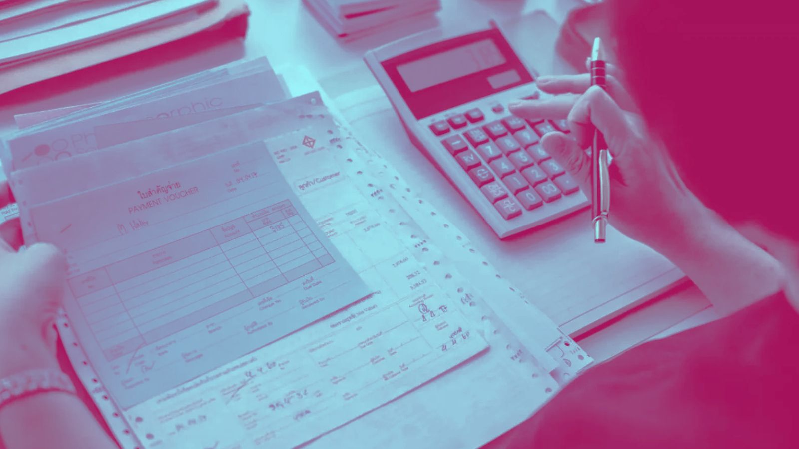Mulher usando calculadora e segurando documentos