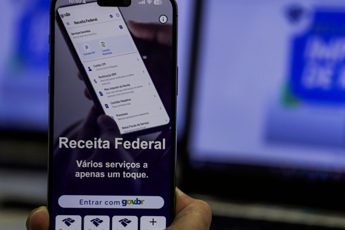 Pessoa utilizando o aplicativo da Receita Federal para declarar o Imposto de Renda.