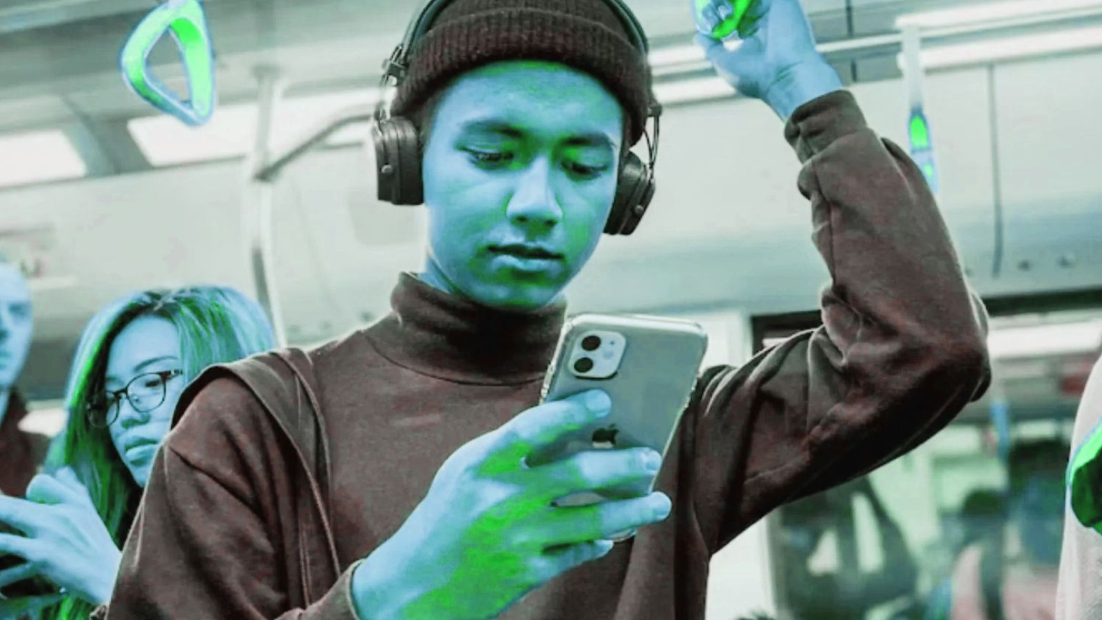 Homem lendo livro no metrô