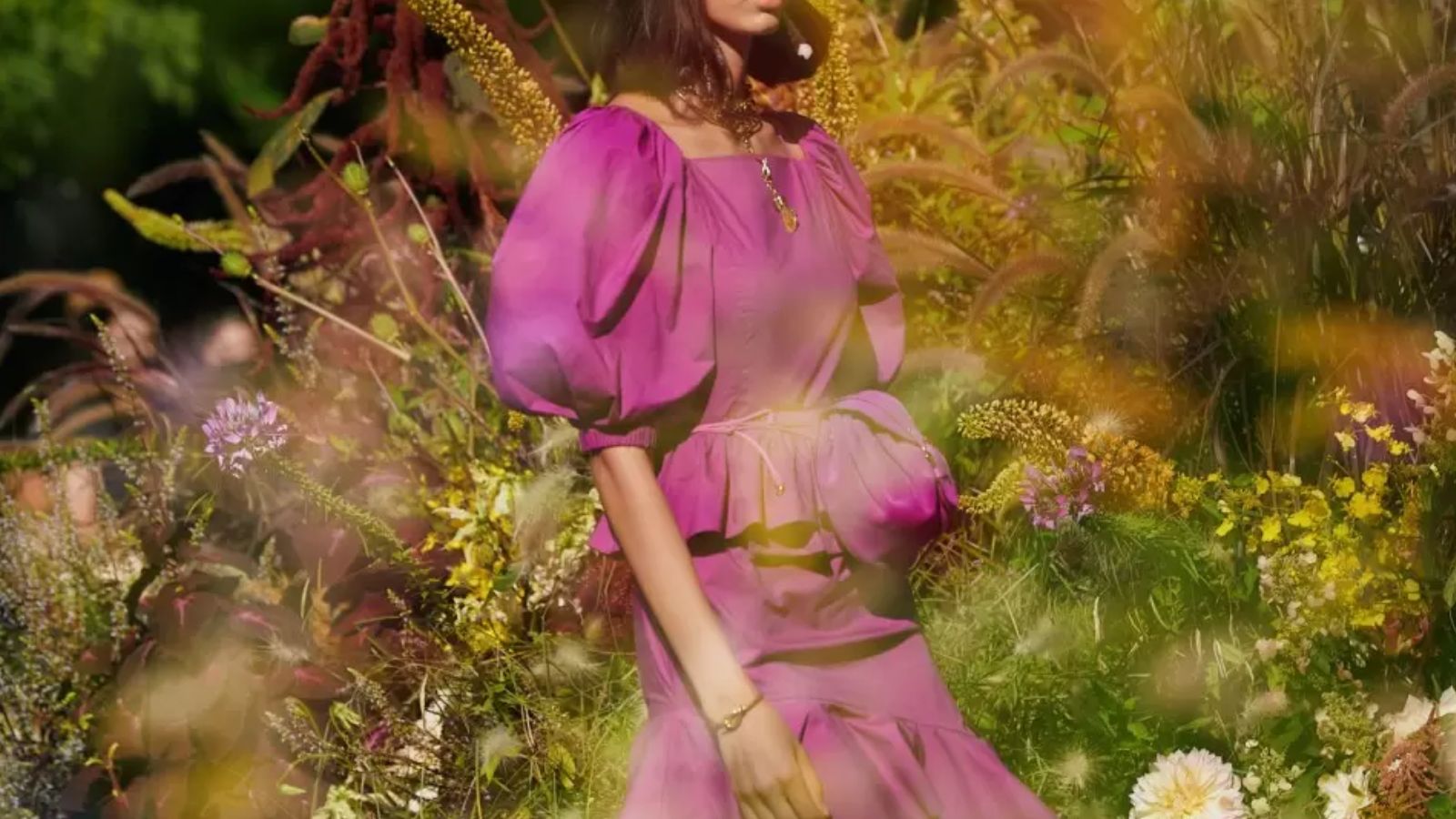 Mulher usando vestido rosa