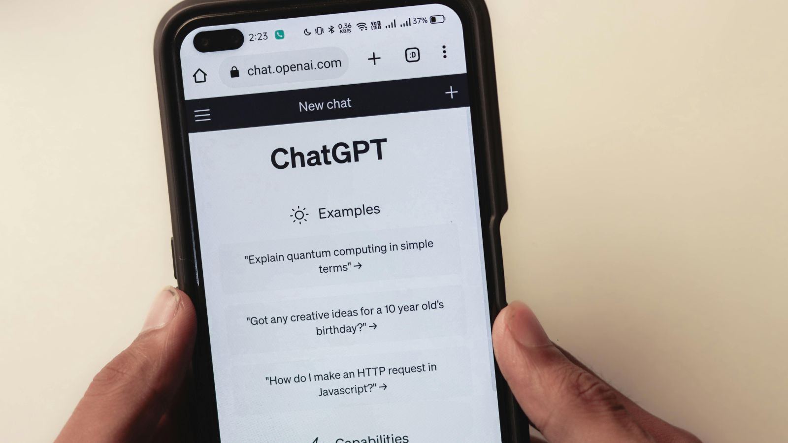 Mão segurando o celular com o aplicativo Chat GPT.