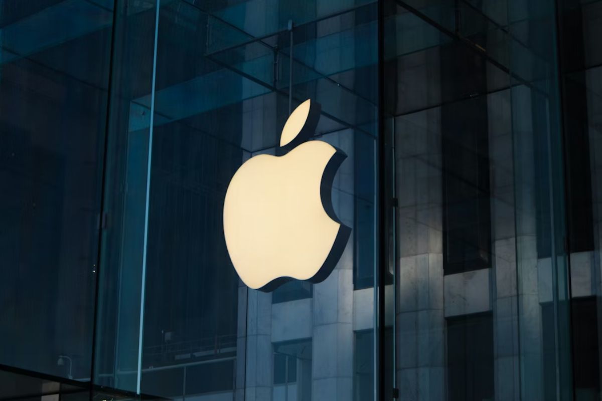 Fachada com o logo da empresa Apple.