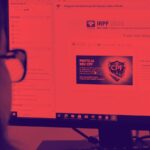 Mulher usando o computador para declarar o IR