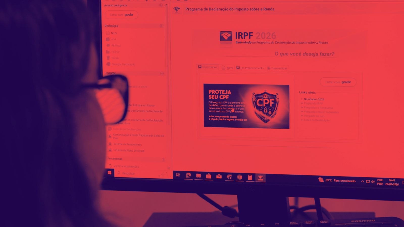 Mulher usando o computador para declarar o IR