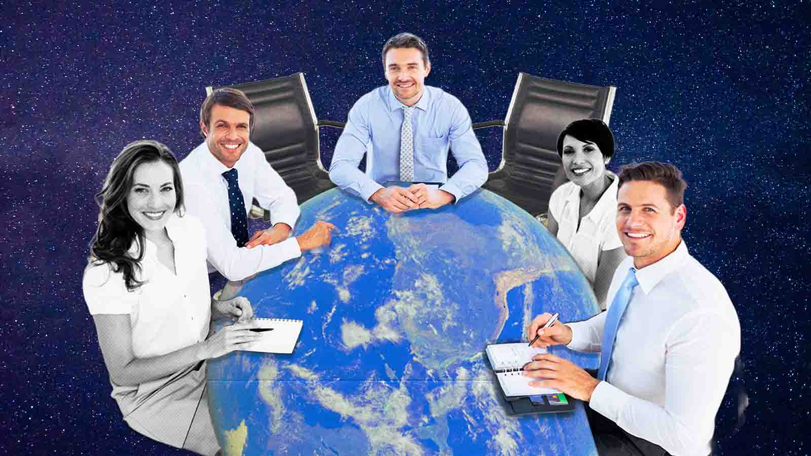 funcionários sentados em torno de mesa de reunião