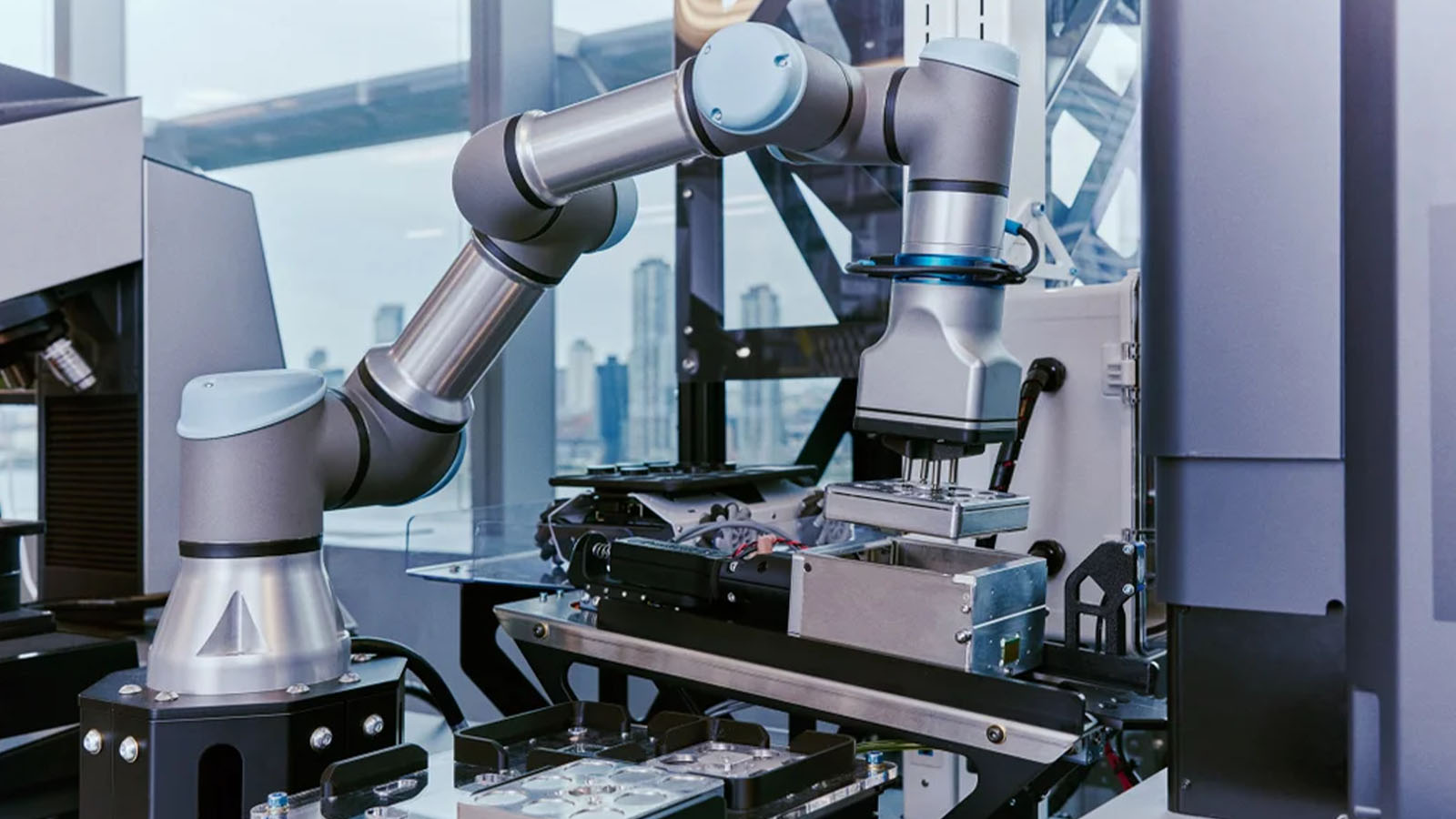 braço robótico em laboratório de novos materiais