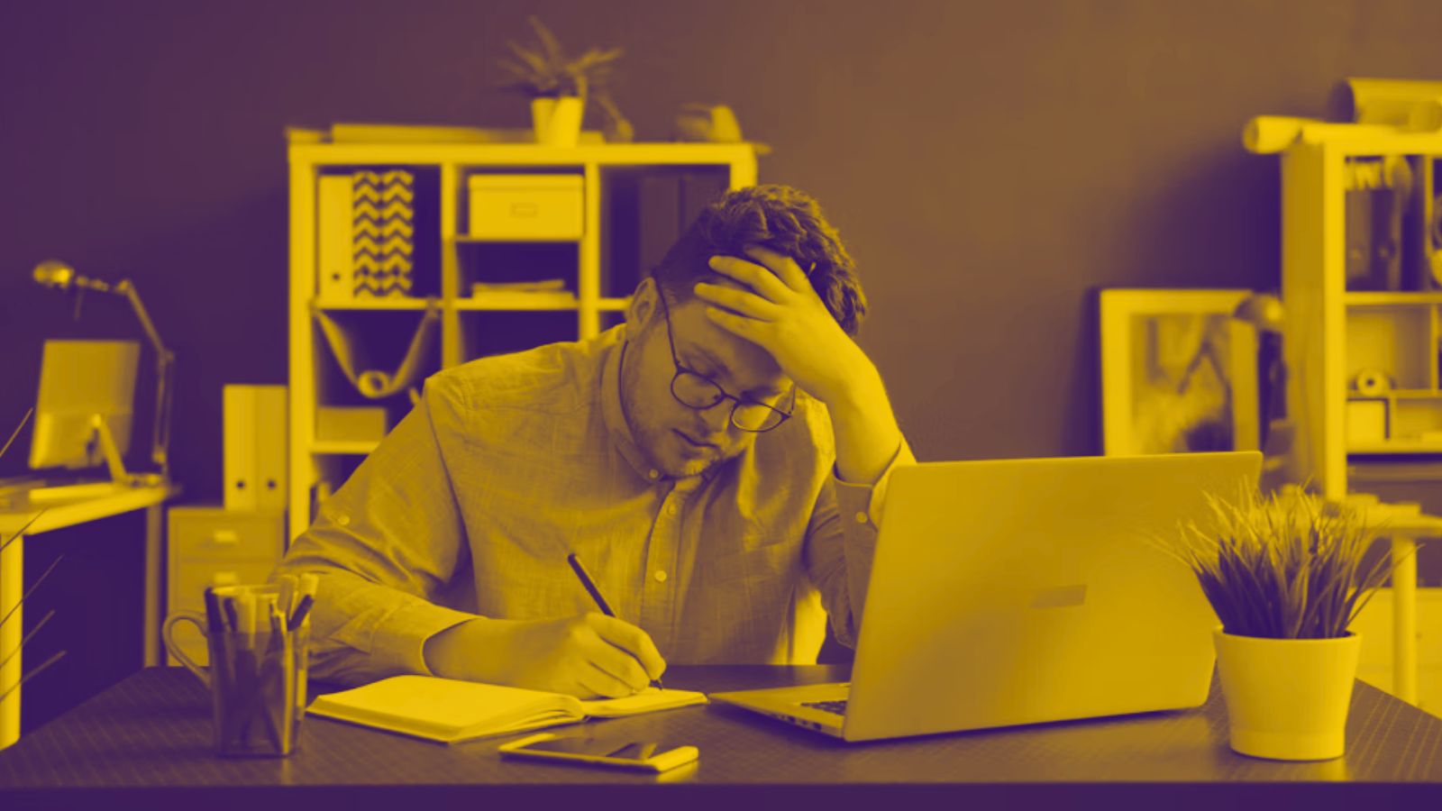 Homem cansado no trabalho