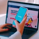 Mulher fazendo compra online