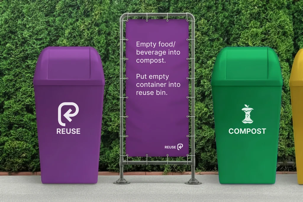 Lixeiras identificadas para reutiliza&ccedil;&atilde;o e compostagem ao lado de uma placa com instru&ccedil;&otilde;es para descarte correto de embalagens reutiliz&aacute;veis.