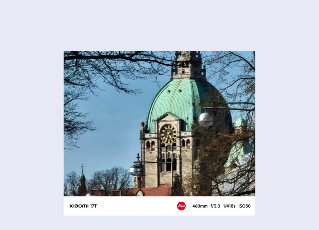 Fotografia de uma igreja feita com o Xiaomi 17T e lentes Leica, mostrando detalhes preservados mesmo em zoom de longa distância.