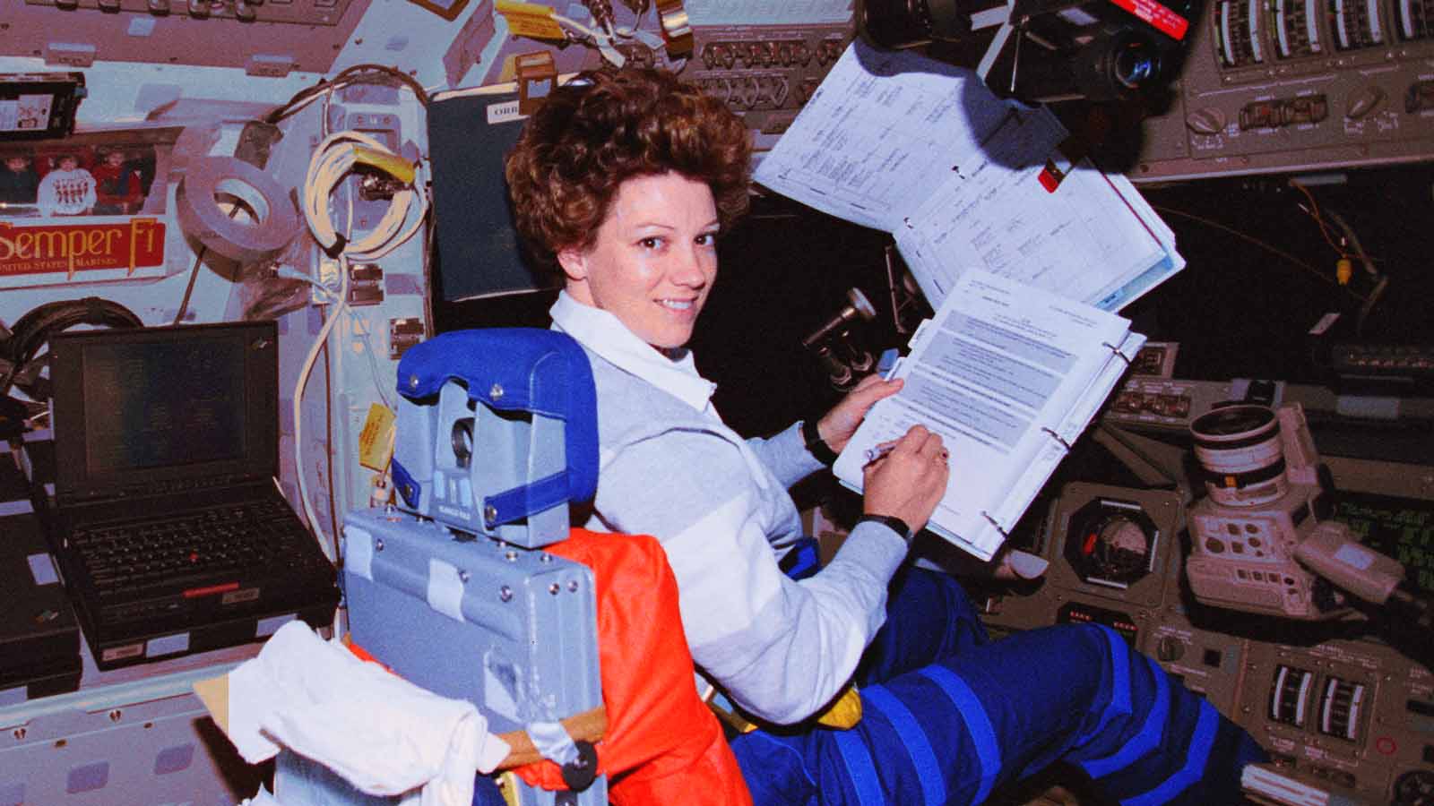 Eileen Collins, astronauta, primeira mulher a pilotar um ônibus espacial