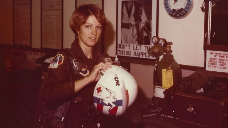 Eileen Collins aos 21 anos, em treinamento para se tornar piloto