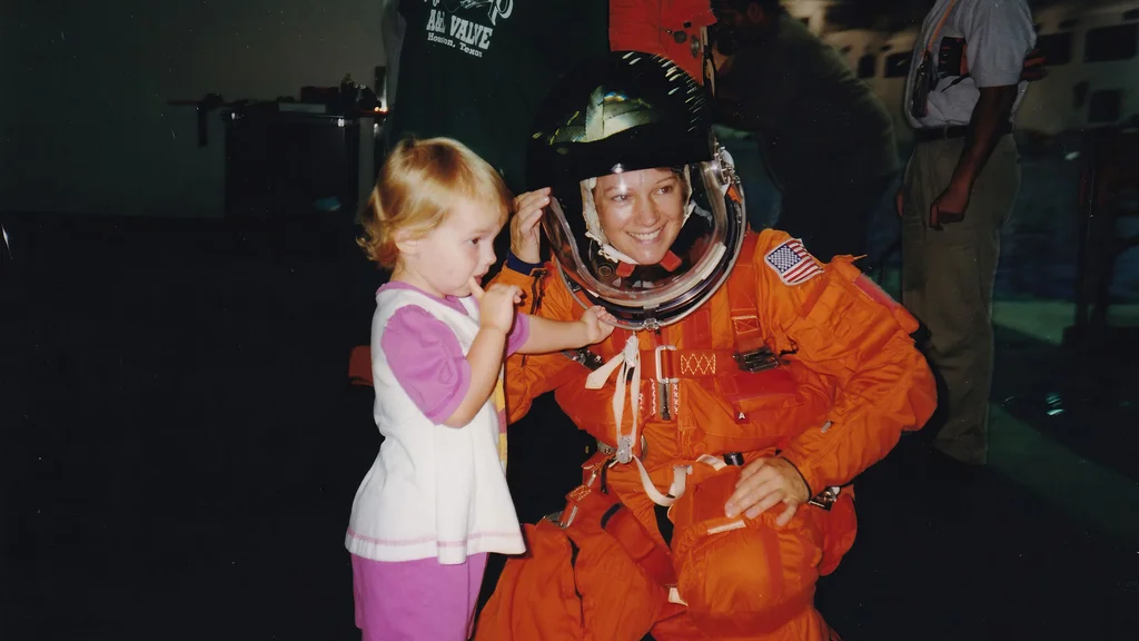Eileen em traje espacial com a filha Bridget, de 3 anos