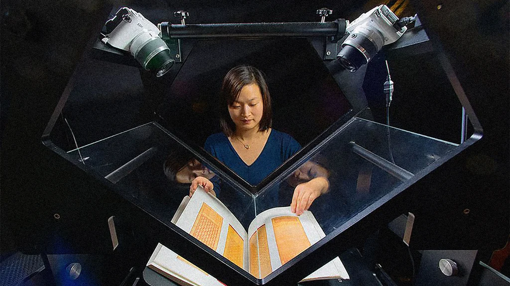 A t&eacute;cnica Lan Zhu digitaliza um manuscrito no arquivo da internet
