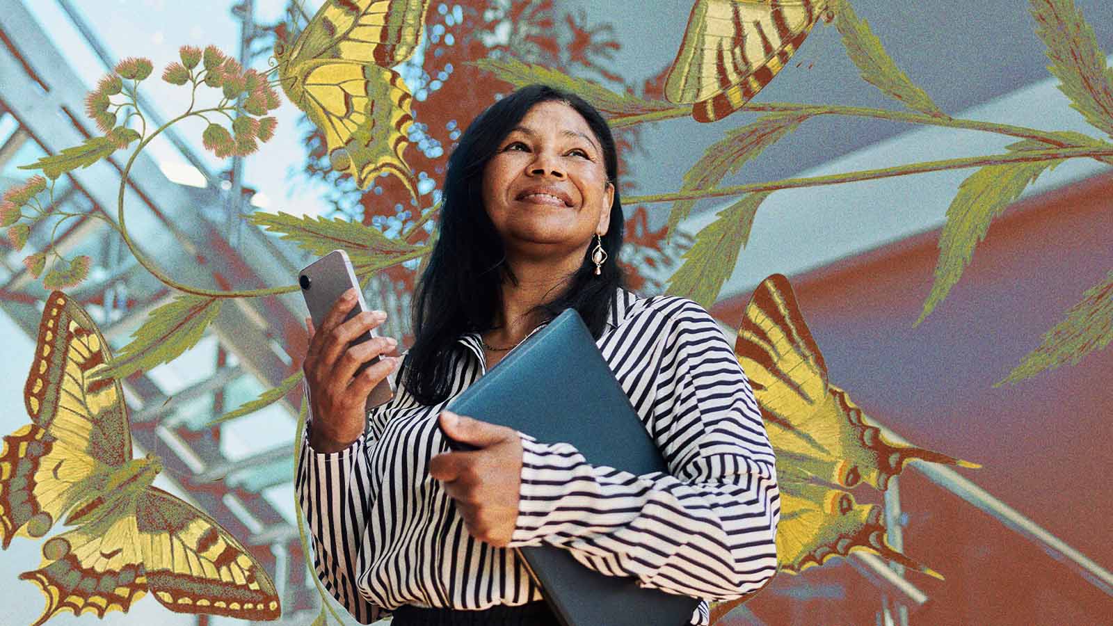Mulher profissional segurando um celular e um notebook, cercada por ilustrações de borboletas, representando transformação e empreendedorismo após os 50 anos.