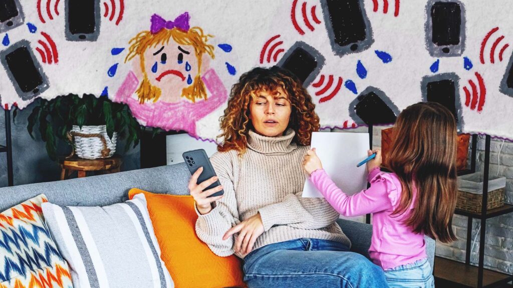 M&atilde;e olha para o celular enquanto filha tenta chamar sua aten&ccedil;&atilde;o em casa; imagem ilustra debate sobre uso de telas por pais e crian&ccedil;as
