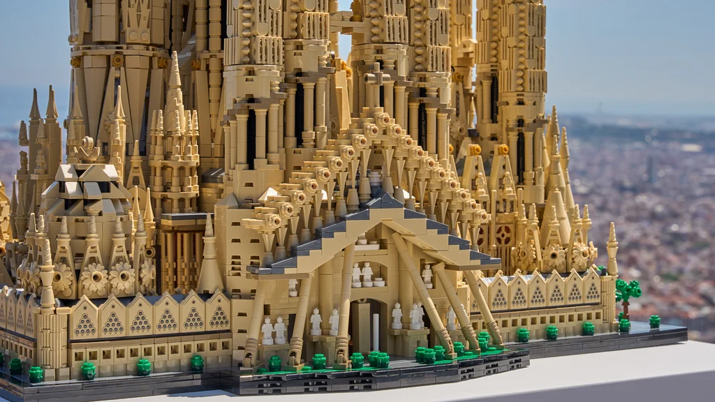 conjunto Lego que reproduz a igreja Sagrada Fam&iacute;lia, de Barcelona