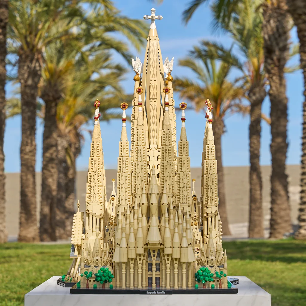 conjunto Lego que reproduz a igreja Sagrada Fam&iacute;lia, de Barcelona