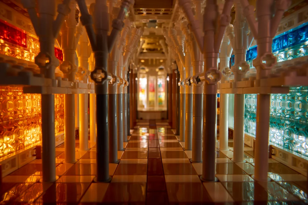 vista do interior do conjunto Lego que reproduz a igreja Sagrada Fam&iacute;lia, de Barcelona