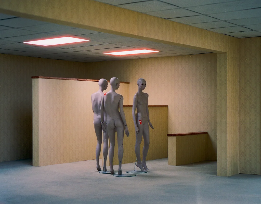 Manequins posicionados em um dos cen&aacute;rios do Backrooms constru&iacute;do para o filme da A24.