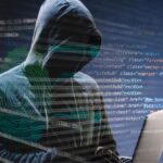 Hacker acessando o computador