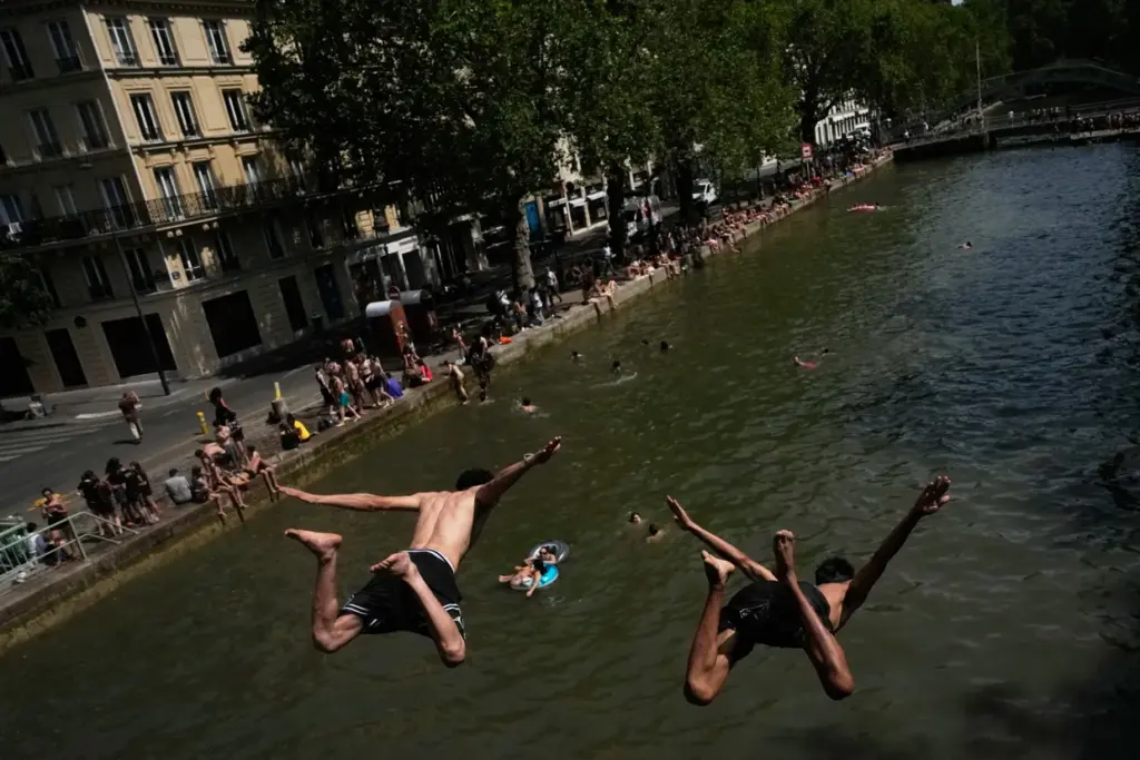 foto de pessoas pulando no Canal St.Martin em Paris durante a onda de calor de 2026