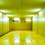Corredor amarelo com luzes fortes