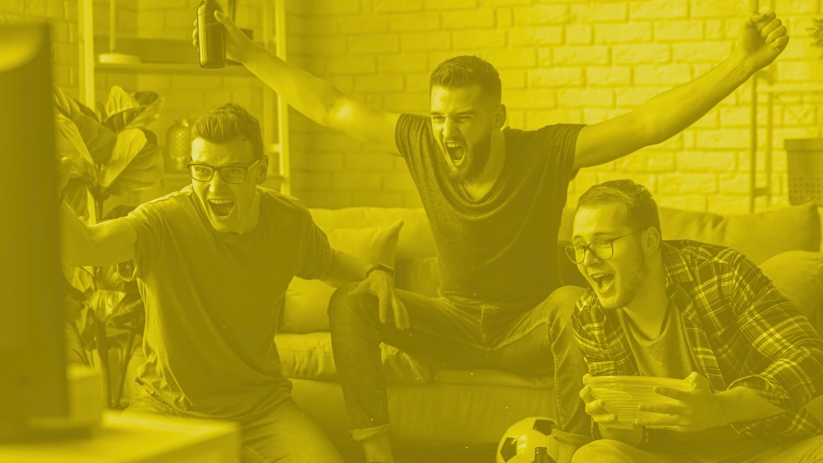 Homens assistindo futebol e torcendo