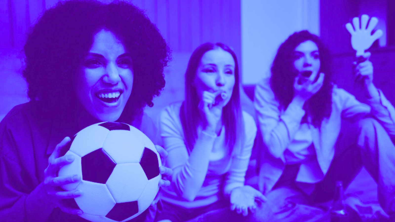 Mulheres assistindo futebol e torcendo