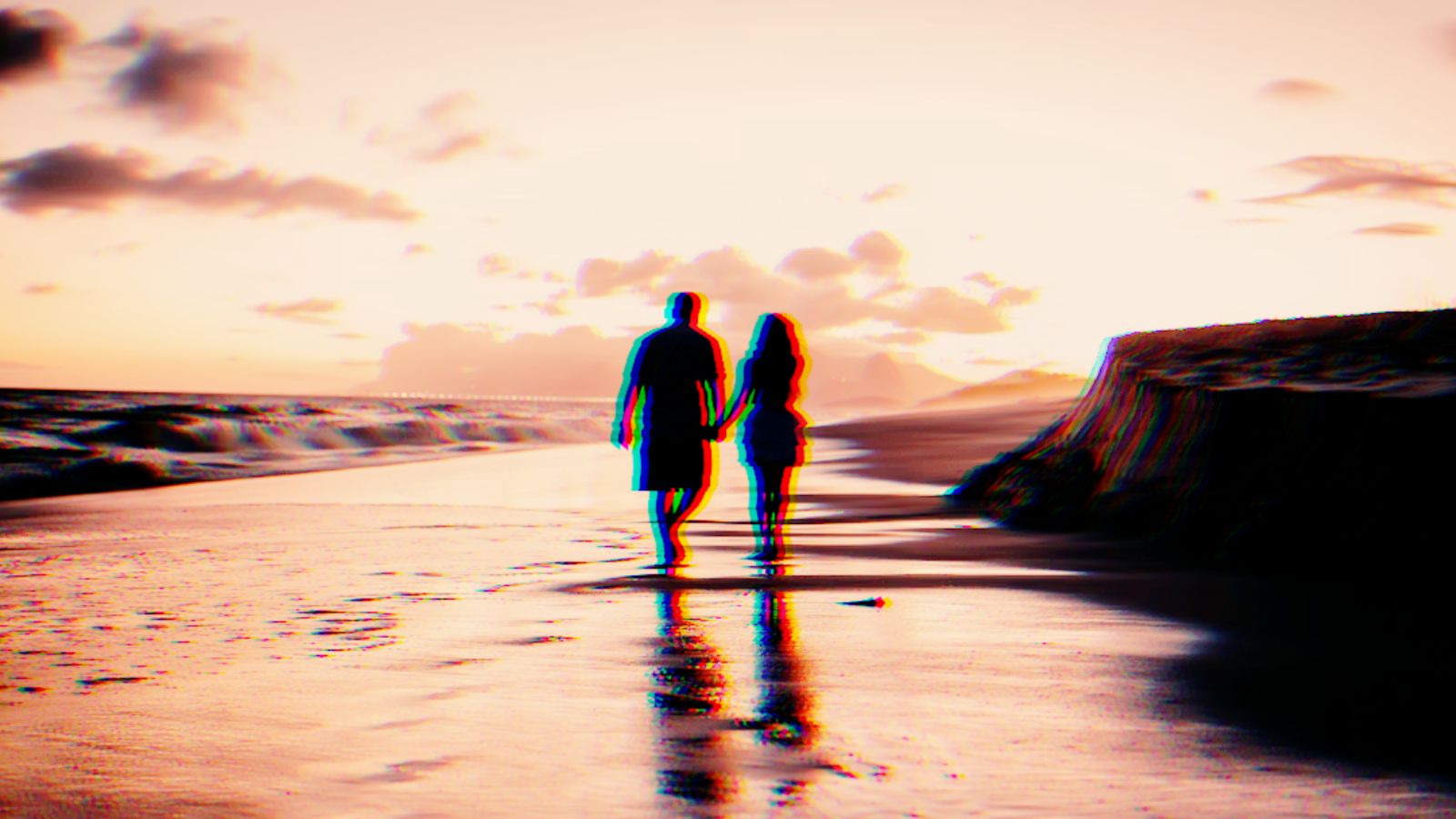 Casal passeando na praia