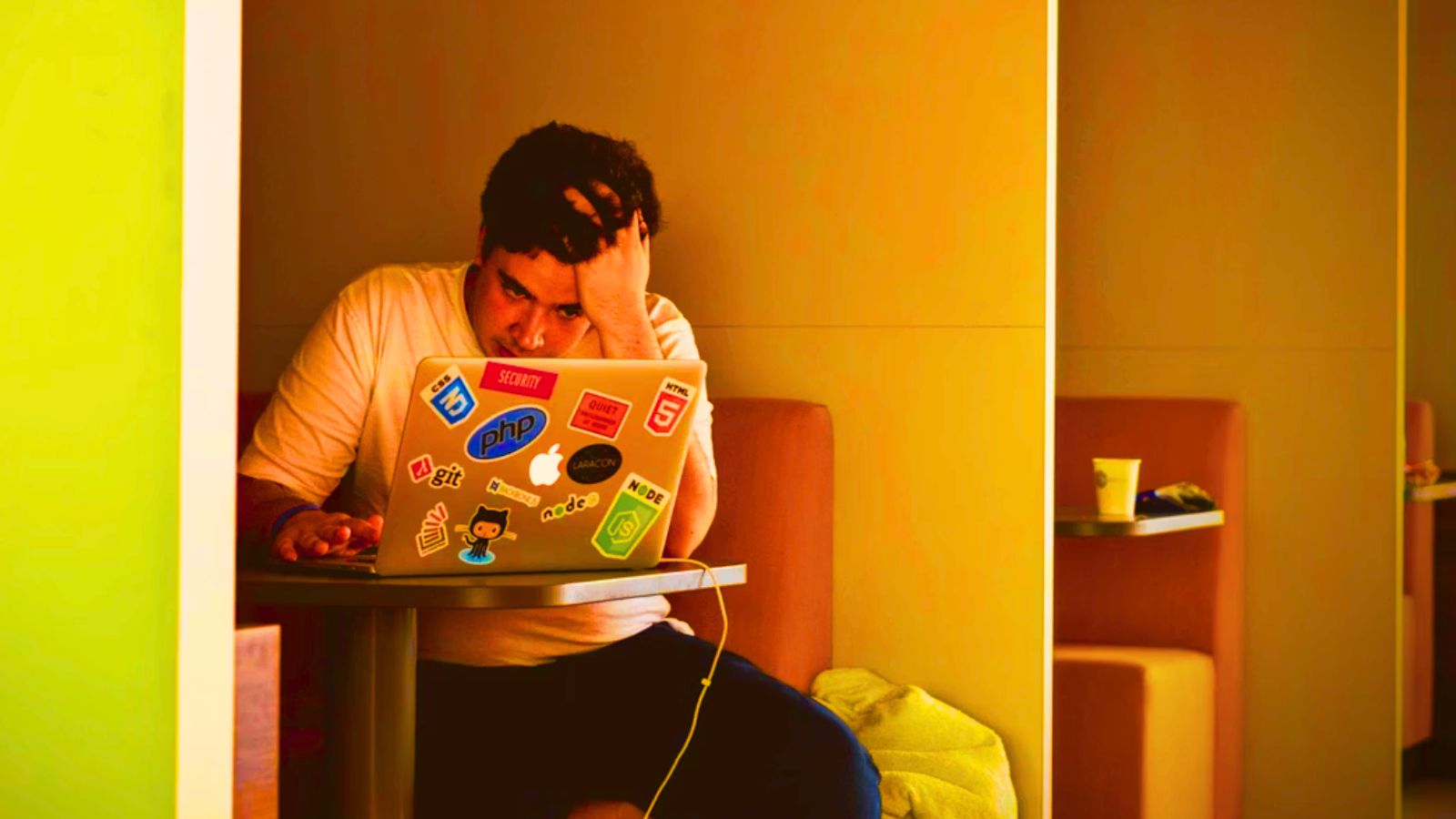 Homem estressado no trabalho
