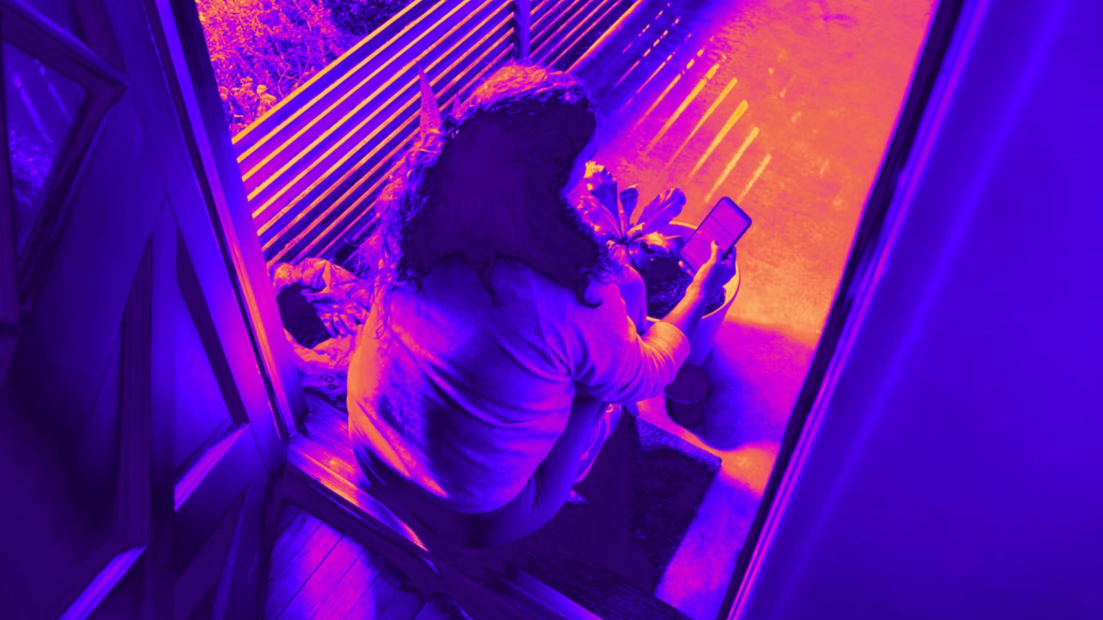 Mulher estudando pelo celular