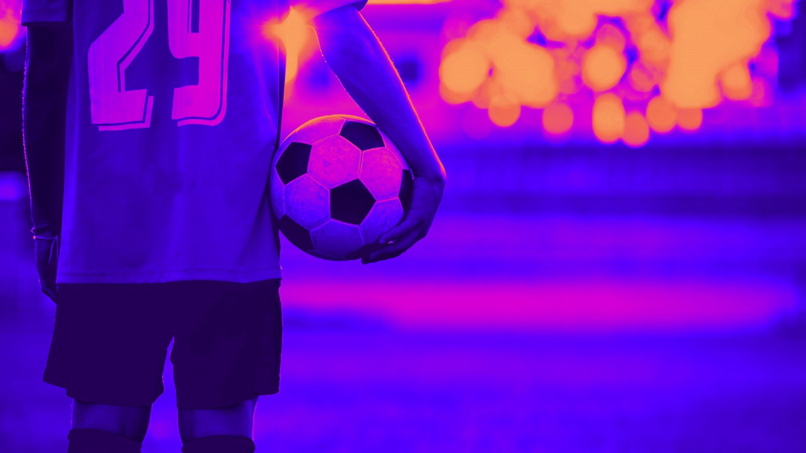 Menino jogando futebol